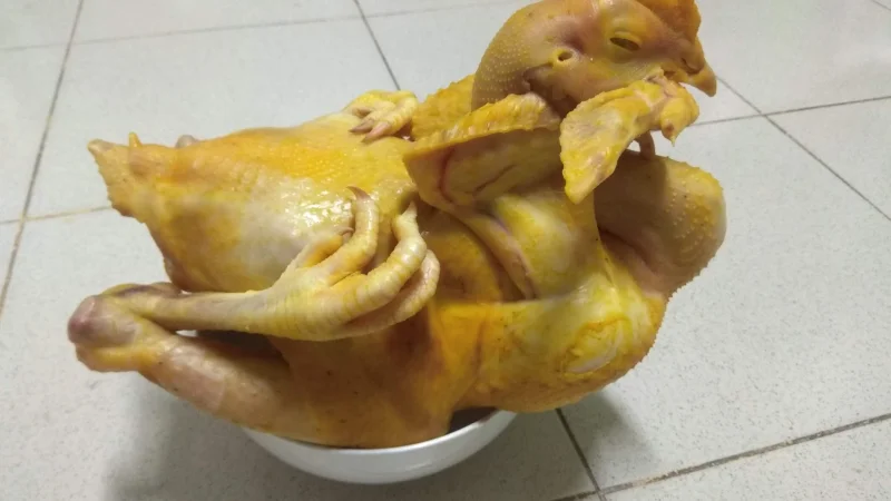 Bí Quyết Luộc Gà Cúng ĐẸP Hoàn Hảo: 3 Dáng Độc Đáo, Da Vàng Óng, Không Nứt