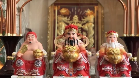 Cách Thay Nước, Lau Bàn Thờ Thần Tài Đúng Cách Cho Người Mới